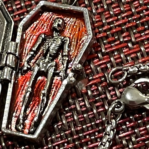 ‼️$7‼️ TODAY ONLY‼️ Gothic Punk Skeleton Coffin Locket Pendant - Unisex - Picture 8 of 12
